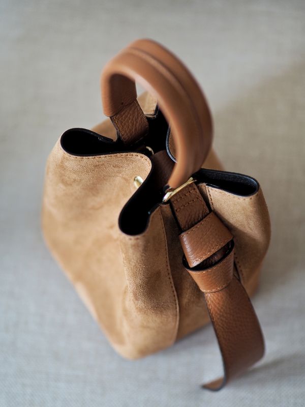 Bøtteveske semsket skinn camel