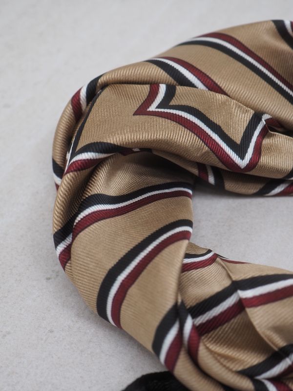 Satengskjerf striper beige og svarte 