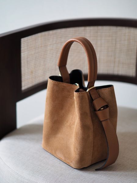 Hovedbilde Bøtteveske semsket skinn camel