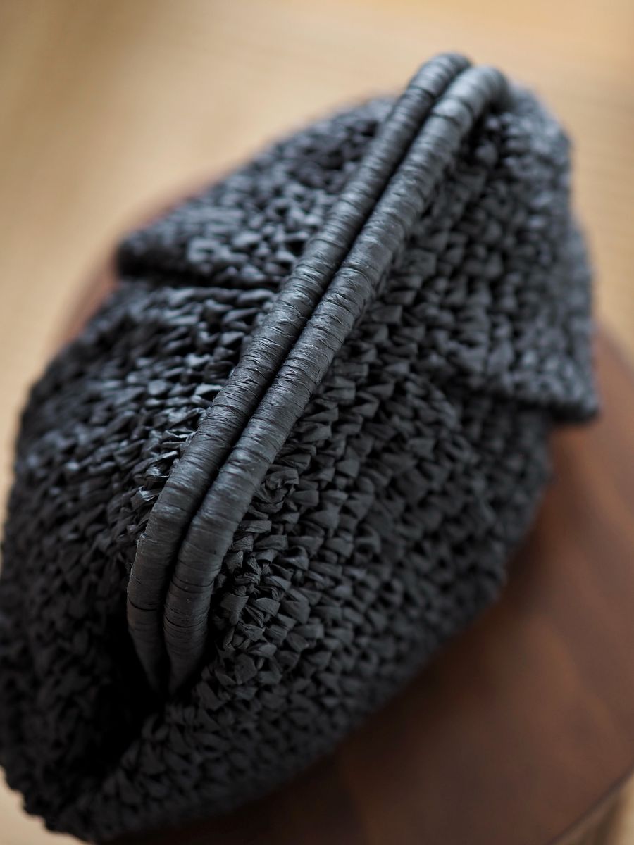 Raffia pouch-veske svart