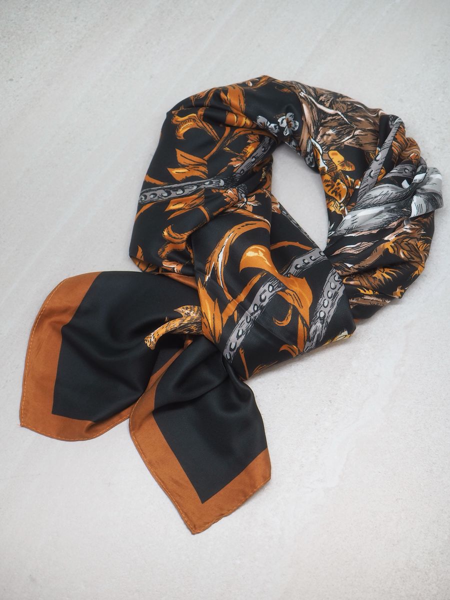 Stort skjerf i silkeblanding svart og bruntoner