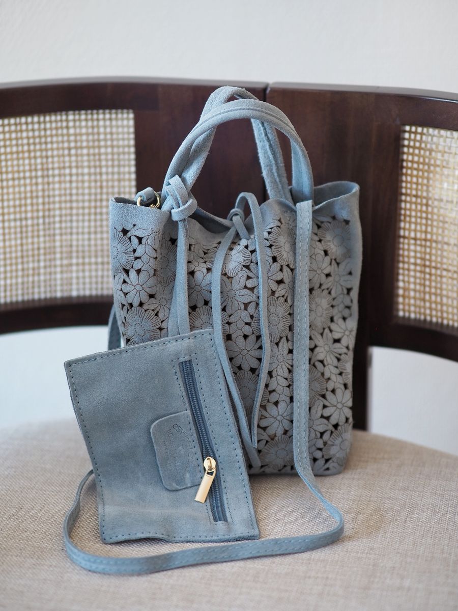 Skinnett med utskåret blomstermotiv lyseblå