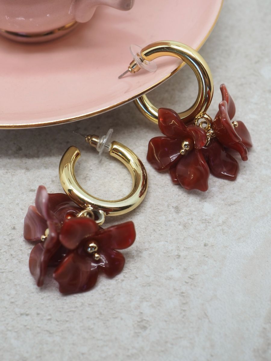 Øredobber med bordeaux fargede blomstercharms