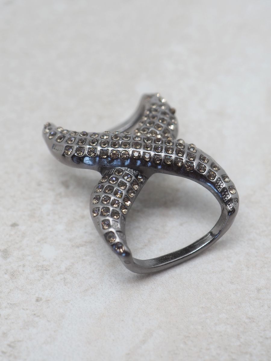 Stor skjerfnål med glassteiner svartsølv