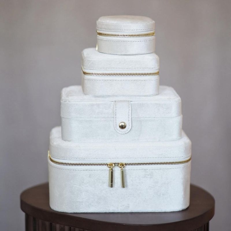 Stort smykkeskrin i velur off-white