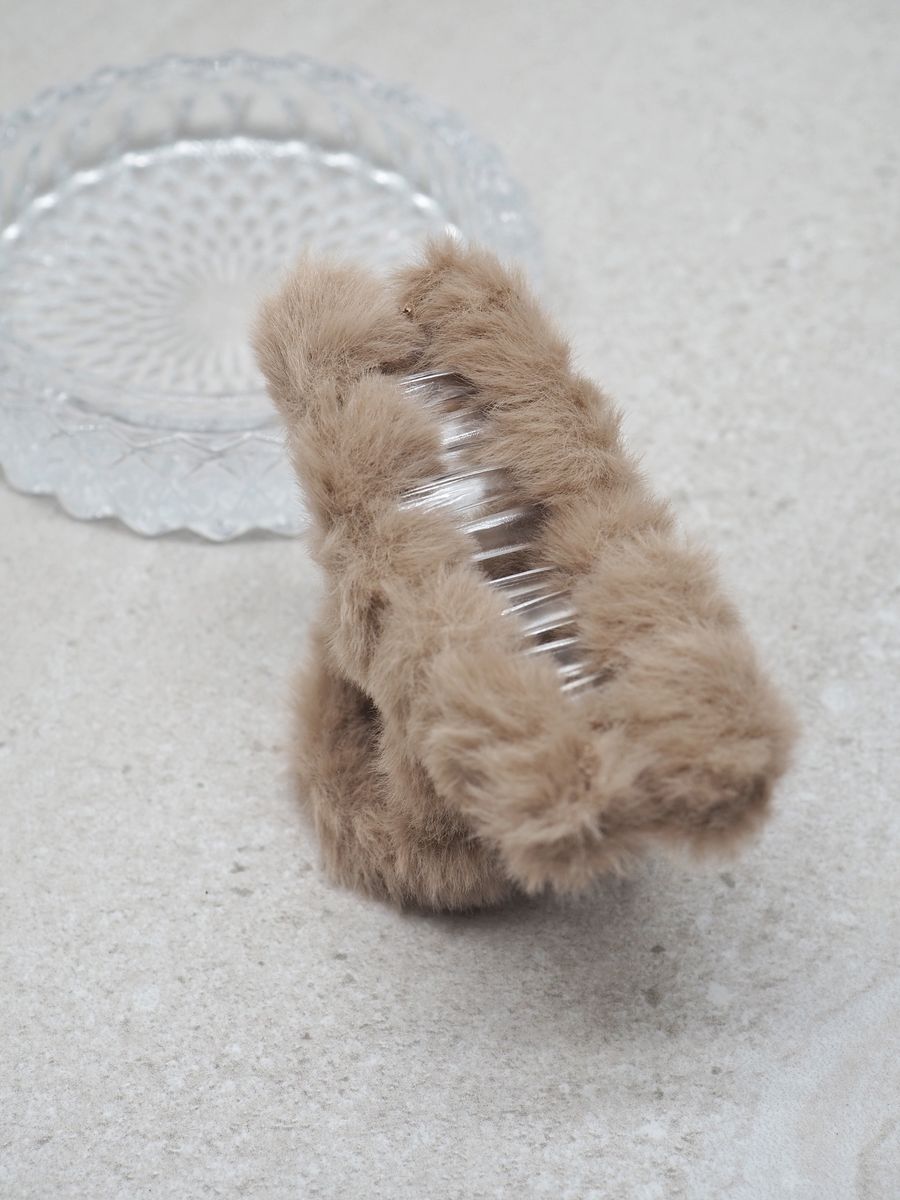 Hårklype med fuskepels beige
