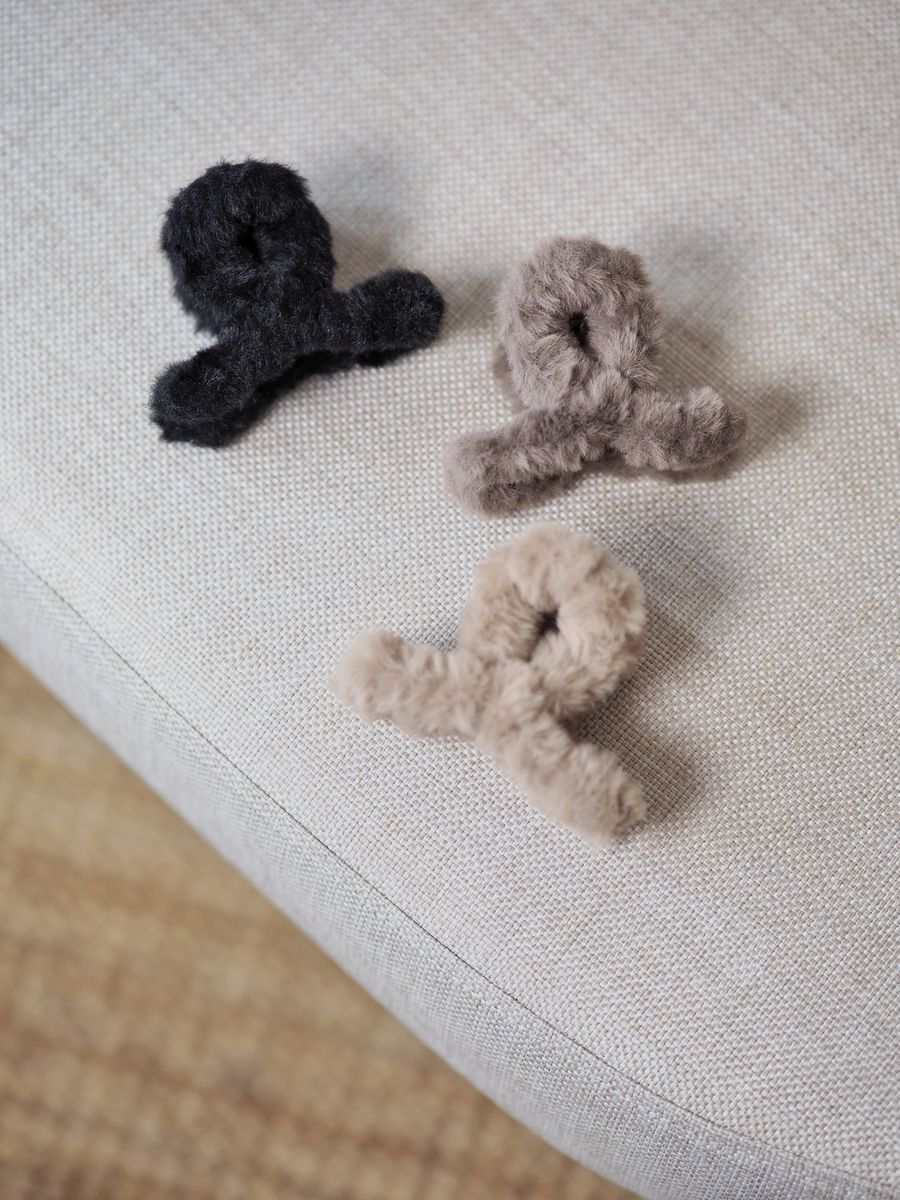 Hårklype med fuskepels beige