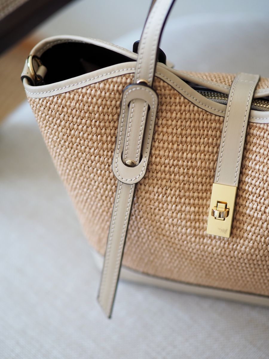 Klassisk raffiaveske med beige skinndetaljer