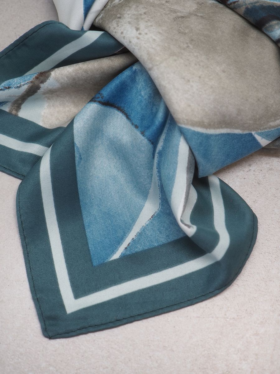 Stort skjerf i silkeblanding blåfarger