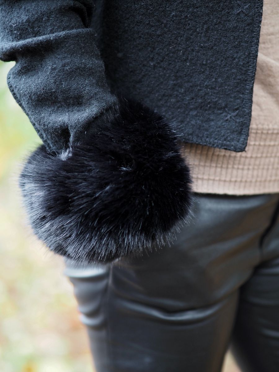 Fuskepels mansjetter svart