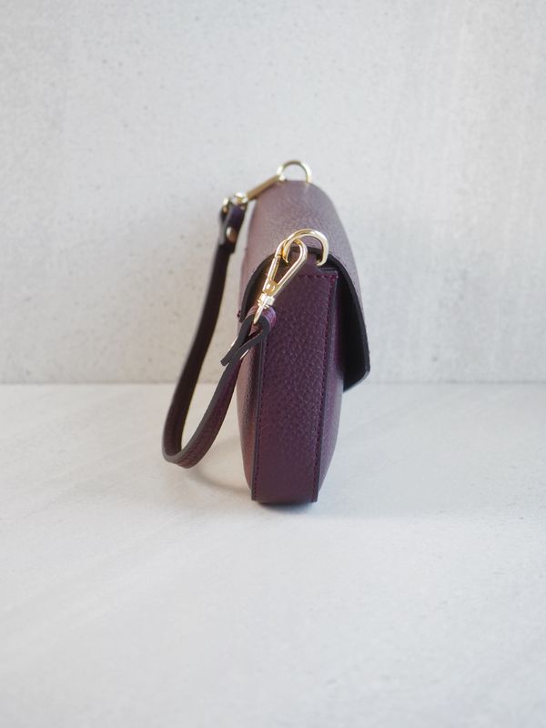 Konvolutt skinnclutch bordeaux