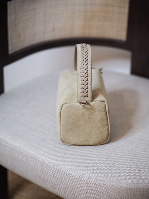 Liten semsket håndveske med flettet håndtak beige