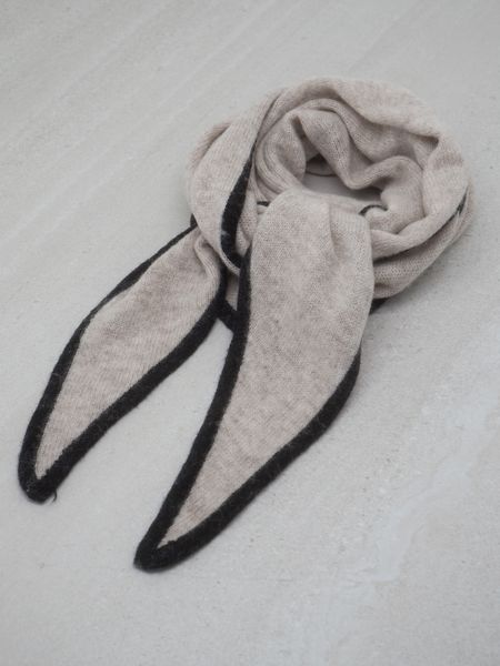 Hovedbilde Trekantskjerf to-farget ullskjerf beige og svart