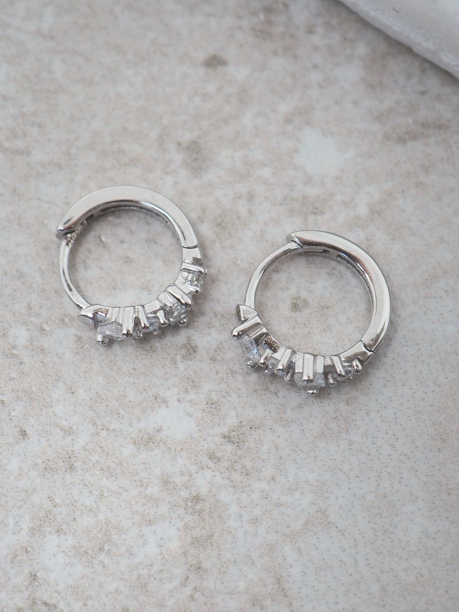 7DAYS øredobber med zirkoner sølvfarget