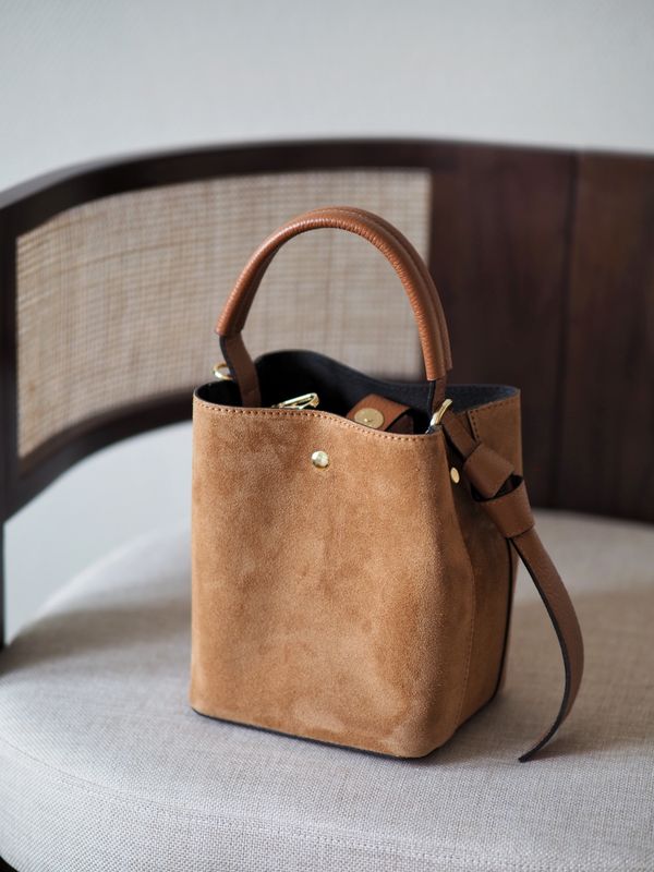 Bøtteveske semsket skinn camel