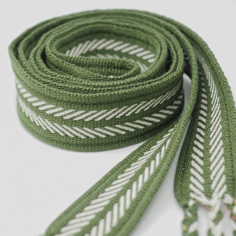 Knytebelte med broderi oliven og hvit