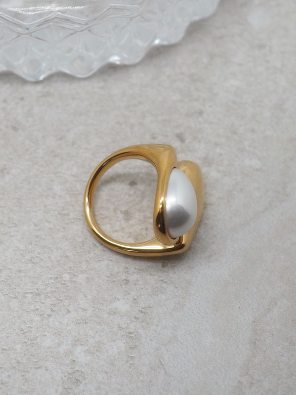 Ring med perle stål gullfarget
