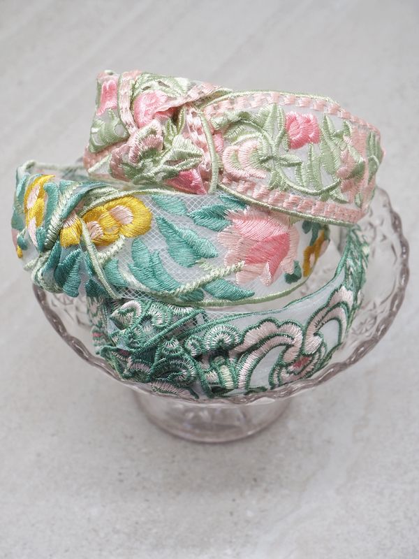Hårbøyle brodert grønn og rosa