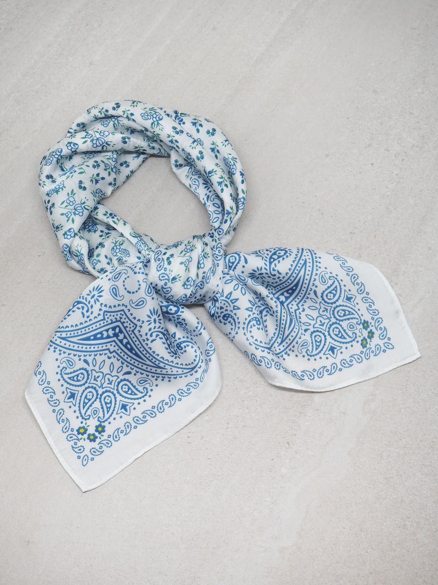 Satengskjerf blå blomster