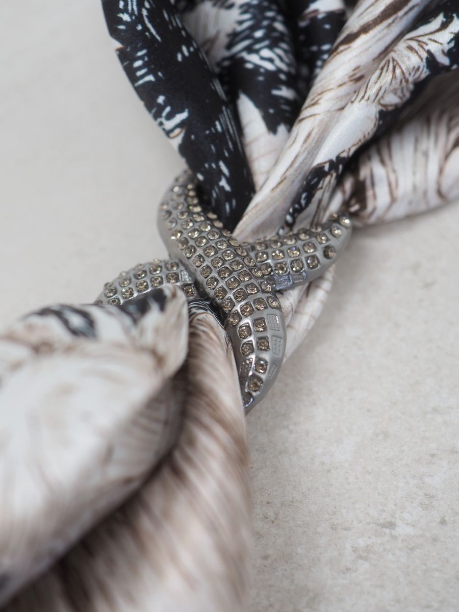 Stor skjerfnål med glassteiner svartsølv