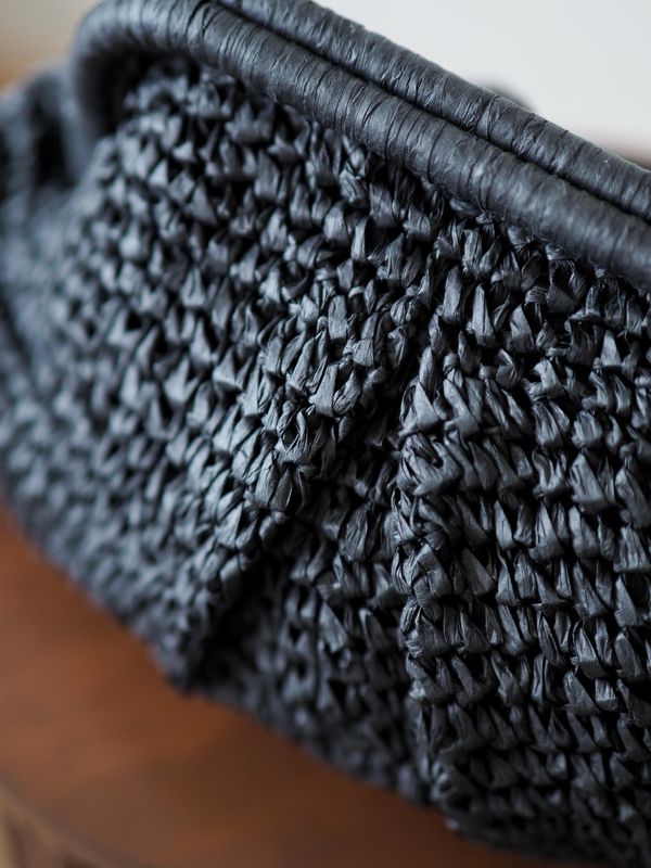 Raffia pouch-veske svart