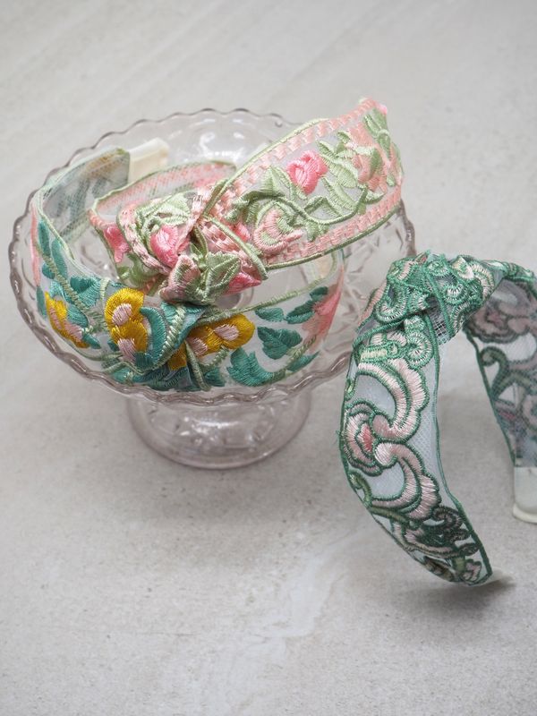 Hårbøyle brodert grønn og rosa