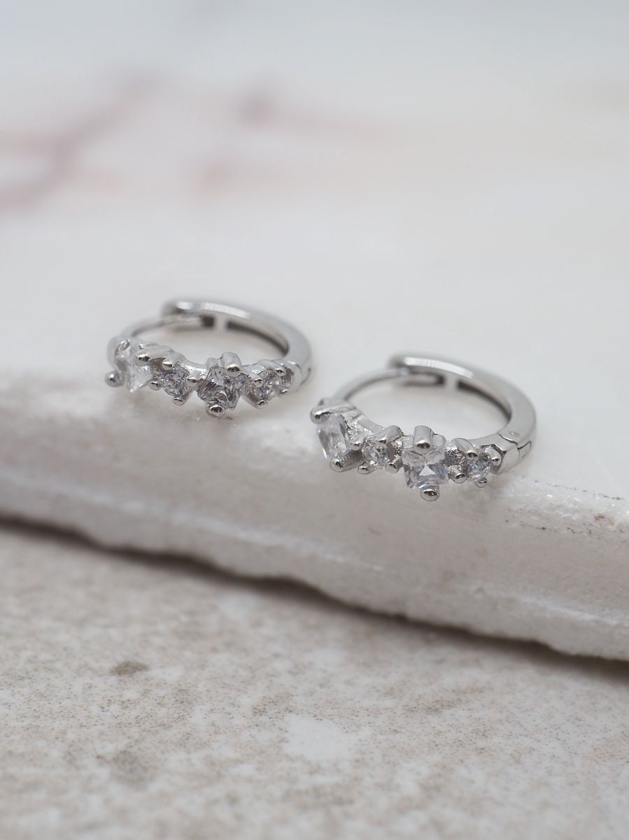 7DAYS øredobber med zirkoner sølvfarget