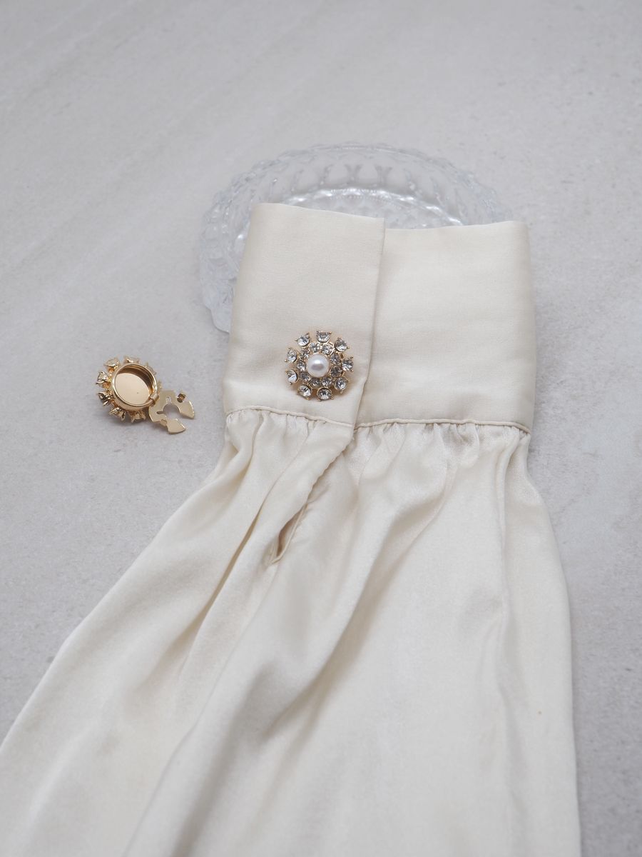 Knappepynt 2stk. perle og blanke steiner