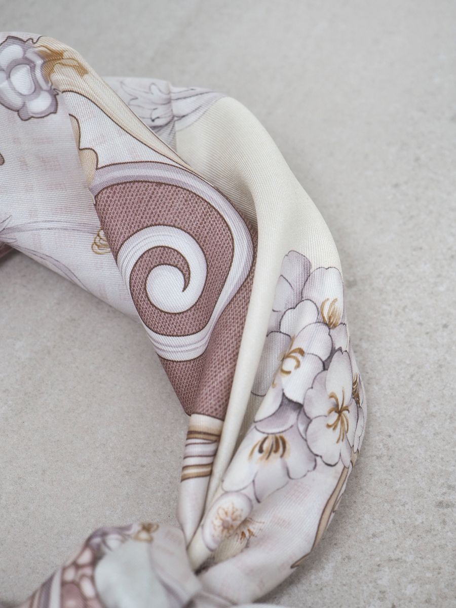 Silkeskjerf 7DAYS stort beige fargetoner