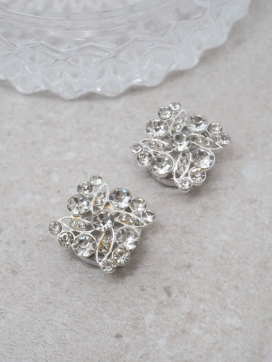 Knappepynt 2.stk sølvfarget blanke steiner firkantet