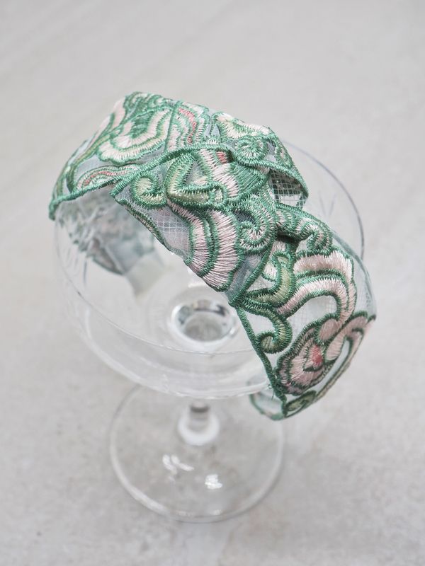 Hårbøyle brodert grønn og rosa