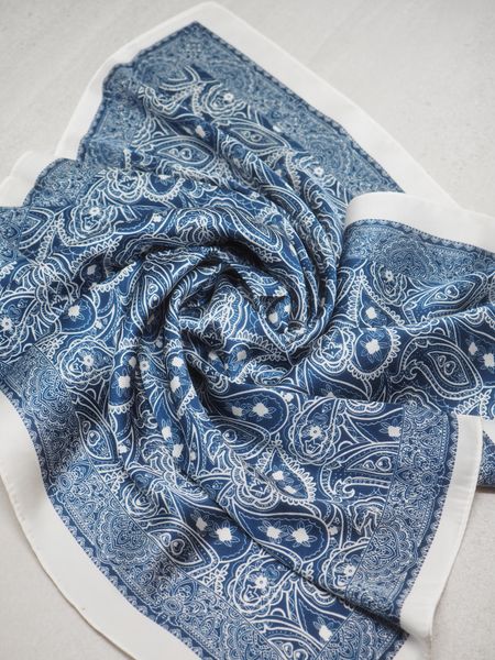 Hovedbilde Satengskjerf mørkeblå og off-white