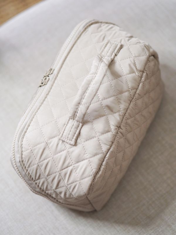 Vattert toalettmappe beige