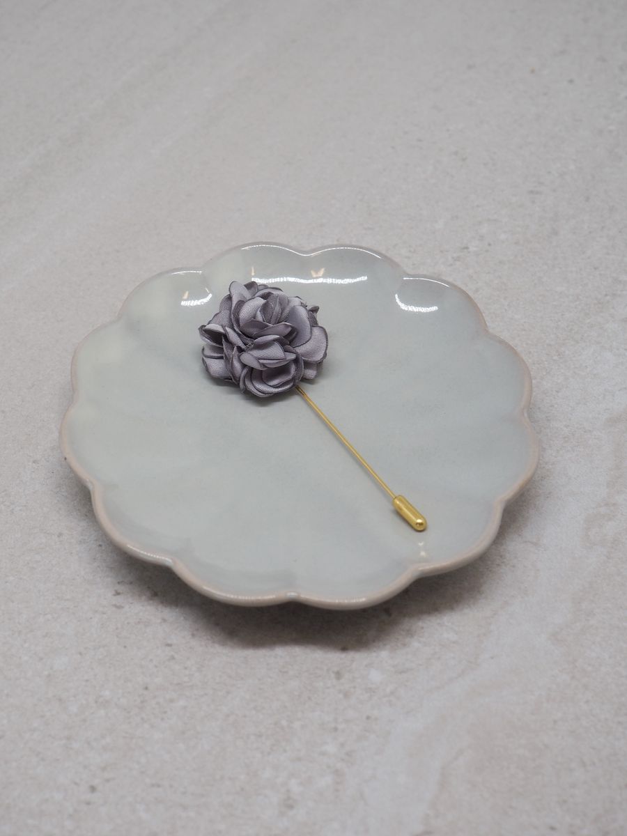 Rose pin grå