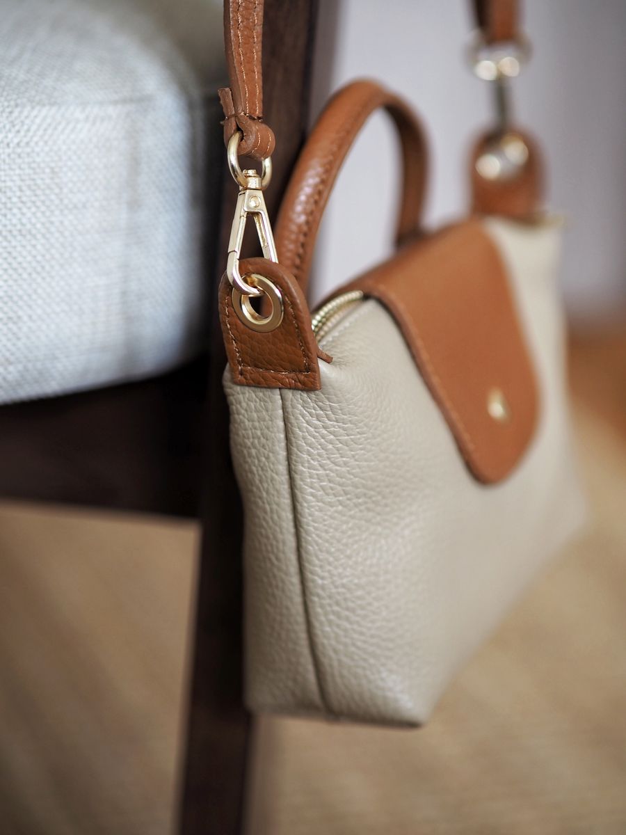Liten skinnveske beige og cognac