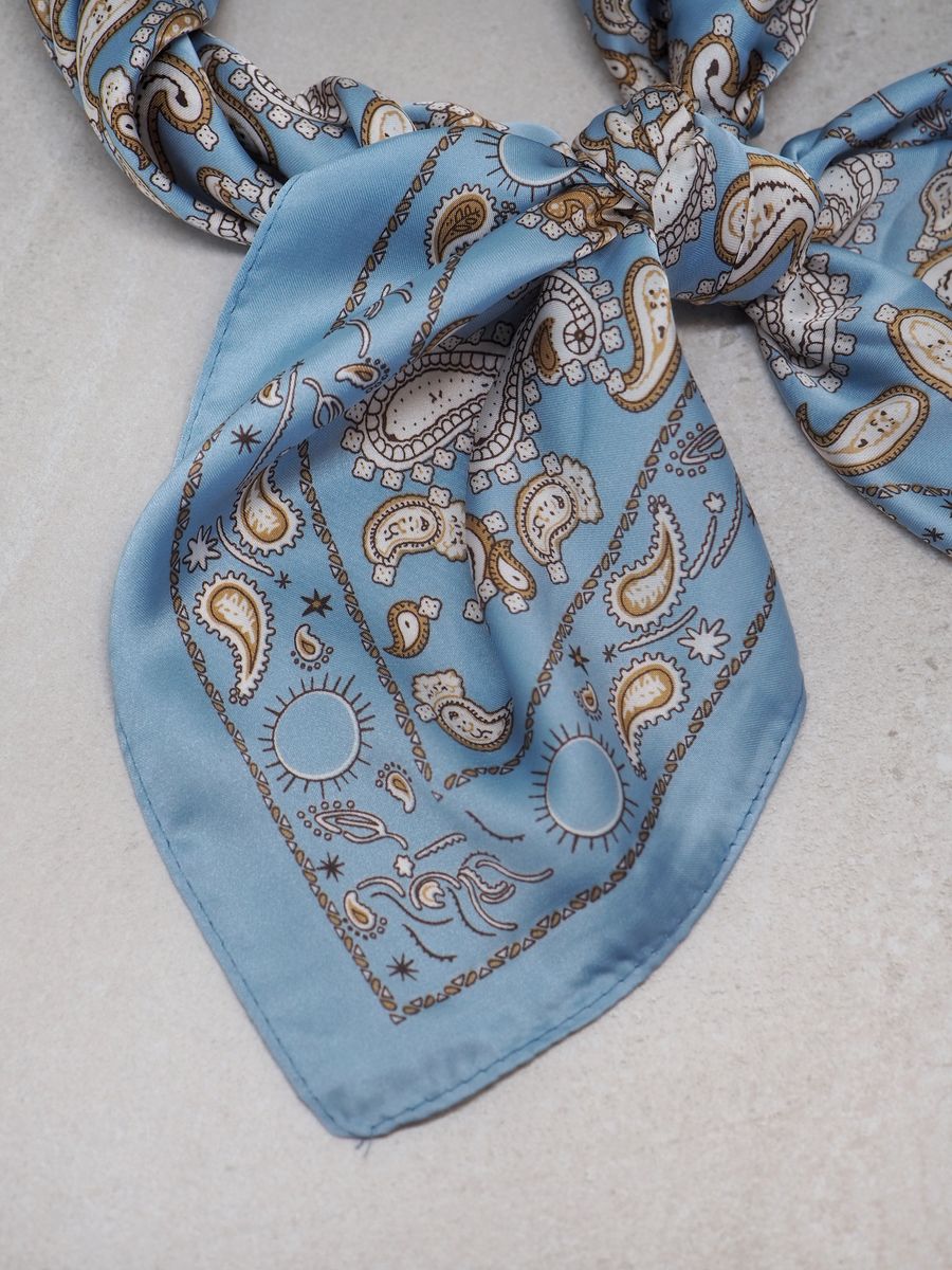 Satengskjerf lyseblå