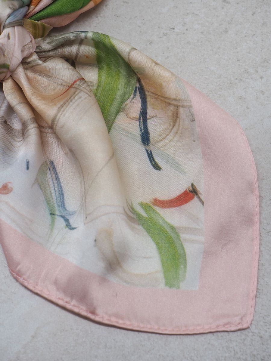 Satengskjerf paastellblomster