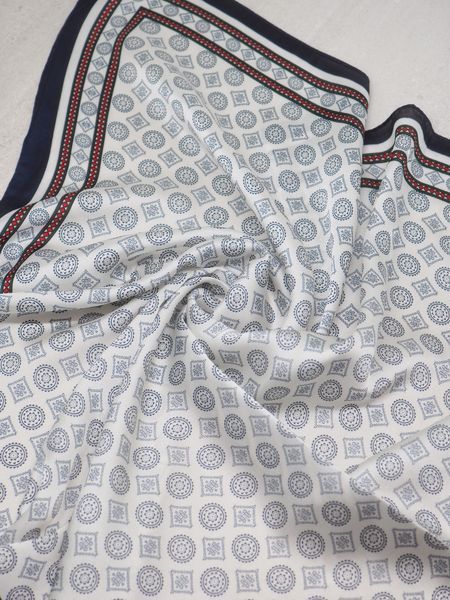 Hovedbilde Satengskjerf blåmønster 