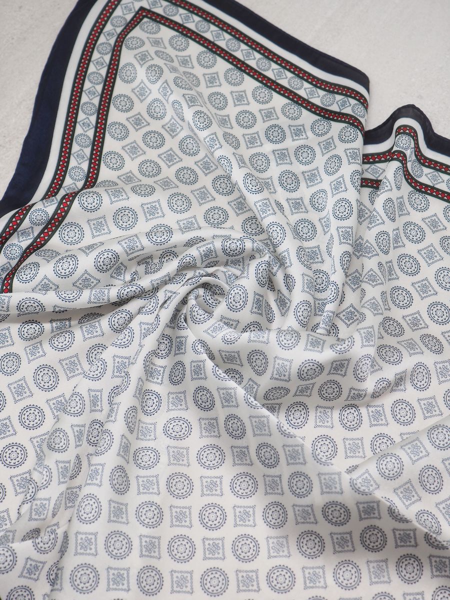 Satengskjerf blåmønster 