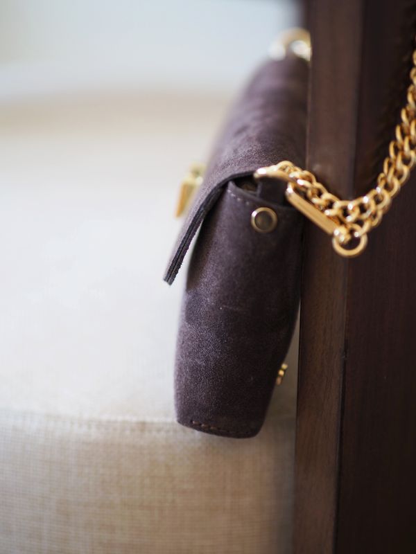 Clutch semsket skinn mørkebrun