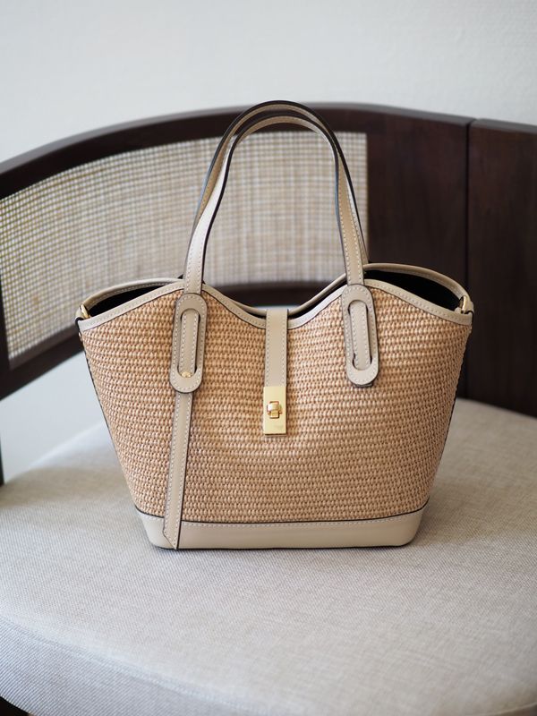 Klassisk raffiaveske med beige skinndetaljer