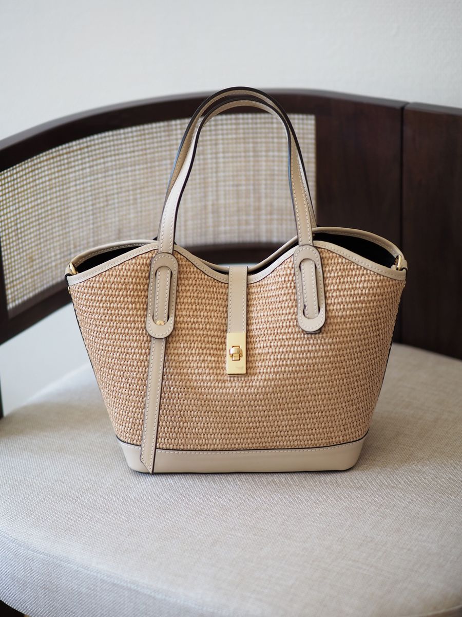 Klassisk raffiaveske med beige skinndetaljer