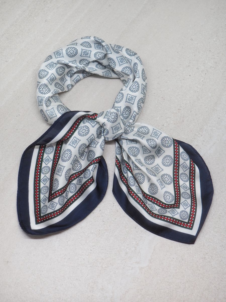 Satengskjerf blåmønster 