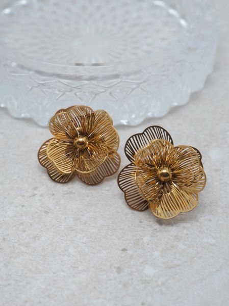 Hovedbilde 7DAYS blomsterøredobber i stål gullfarget